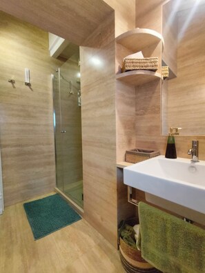 Regadera, secadora de cabello, bidet, toallas 