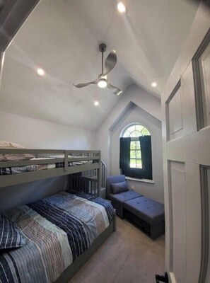 4 makuuhuonetta, silitysrauta/-lauta, ilmainen Wi-Fi