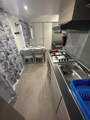 Een magnetron, een oven, een kookplaat