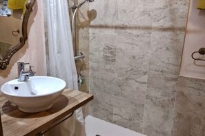 Doccia, asciugacapelli, asciugamani, sapone
