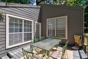 Outdoor dining - Perfect for Business Professionals (Tomball)
