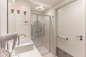 Studio Standar (552643) | Kamar mandi | Shower, pancuran hujan, pengering rambut, dan handuk