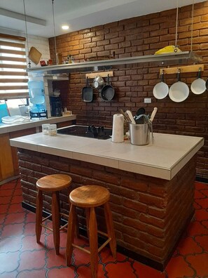 Microwave, blender, cleaning supplies, paper towels - Tekla Dorms (Santa Tecla)