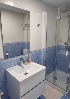 Doccia, asciugacapelli, bidet, asciugamani