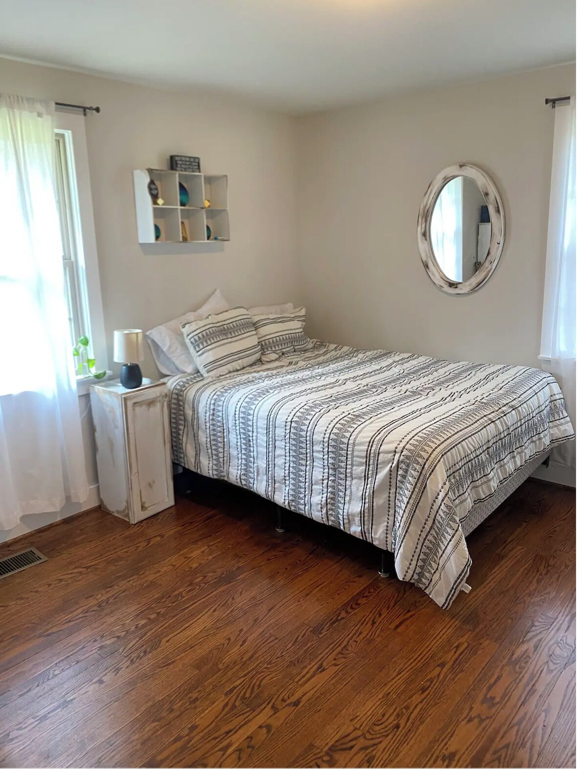 Artsy Haven: 1 Bedroom, Private Bath, & Office Space/Bedroom 15 Mins Downtown