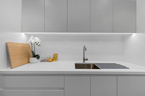 Réfrigérateur, micro-ondes, plaque de cuisson, lave-vaisselle