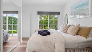 Unclassified image, 3 of 26, button - Guest House in Toowoon Bay (Long Jetty)