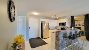 Geladeira, micro-ondas, fogão, cooktop