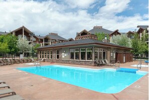 Outdoor pool - Cozy Invermere Condo by the water (Invermere)