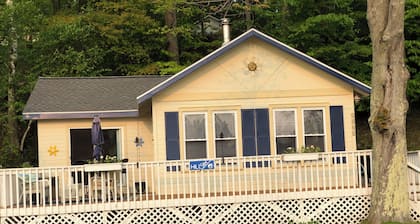 Cozy cottage overlooking Hamlin Lake, a few minutes from downtown!