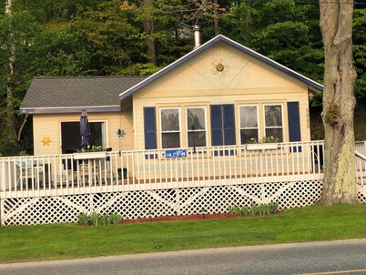 Cozy cottage overlooking Hamlin Lake, a few minutes from downtown!