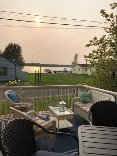 Cozy cottage overlooking Hamlin Lake, a few minutes from downtown!