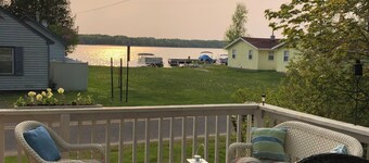 Cozy cottage overlooking Hamlin Lake, a few minutes from downtown!