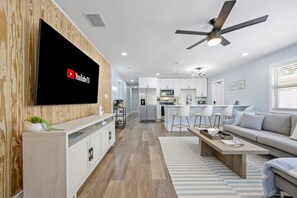 Smart-TV, Bücher, Stereoanlage, Computerbildschirme