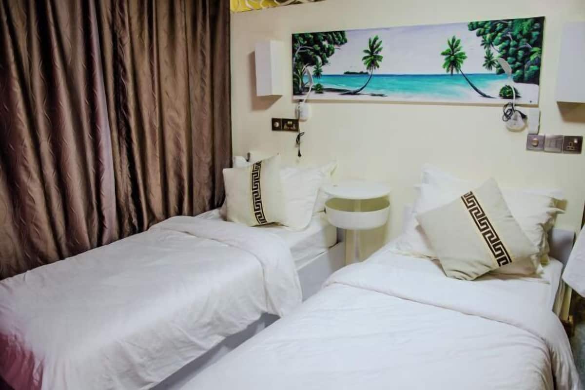 Minibar, tabla de planchar con plancha, wifi gratis