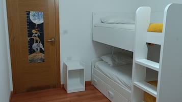 3 slaapkamers, een strijkplank/strijkijzer, beddengoed