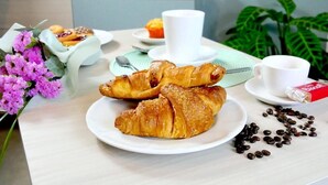 Free daily buffet breakfast - B&B Raphael (Marigliano)