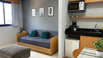 Apartamento básico | Área de estar | TV 20 polegadas com canais a cabo