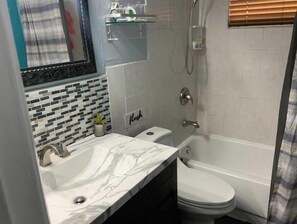 Ducha, secador de pelo, toallas, jabón