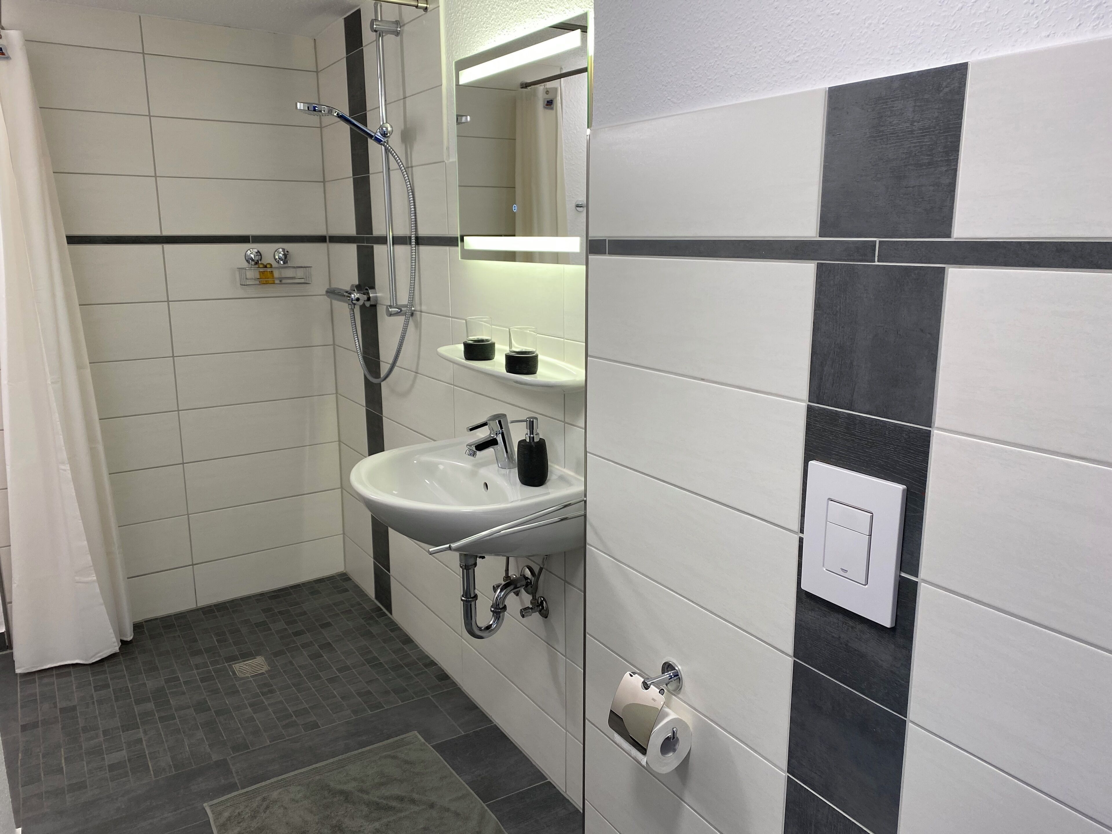 Dusche, Haartrockner, Handtücher, Seife