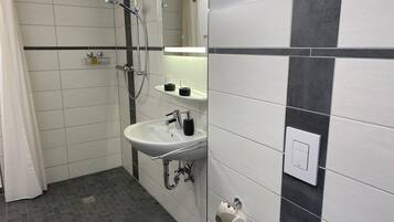 Dusche, Haartrockner, Handtücher, Seife