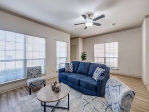 TV, offices - 4 BR House 10 mins from AT&T Stadium. (Grand Prairie)