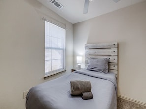 4 bedrooms, WiFi, bed sheets - 4 BR House 10 mins from AT&T Stadium. (Grand Prairie)