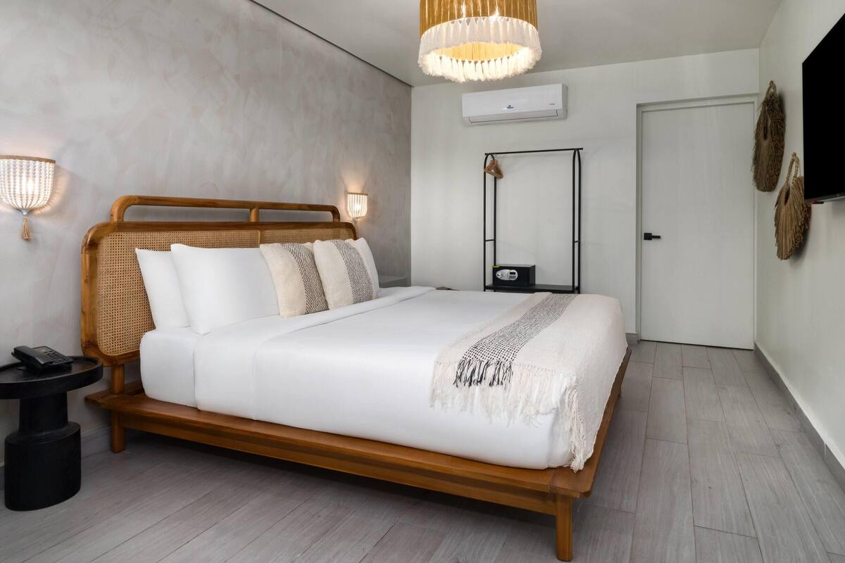 Junior Suite, 1 King Bed, Non Smoking | Minibar, in-room safe, WiFi (free), individually decorated