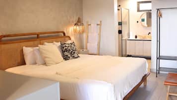 Minibar, in-room safe, individually decorated, individually furnished