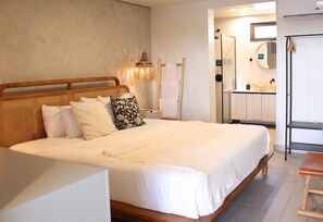 Minibar, caja de seguridad en la habitación y decoración personalizada 