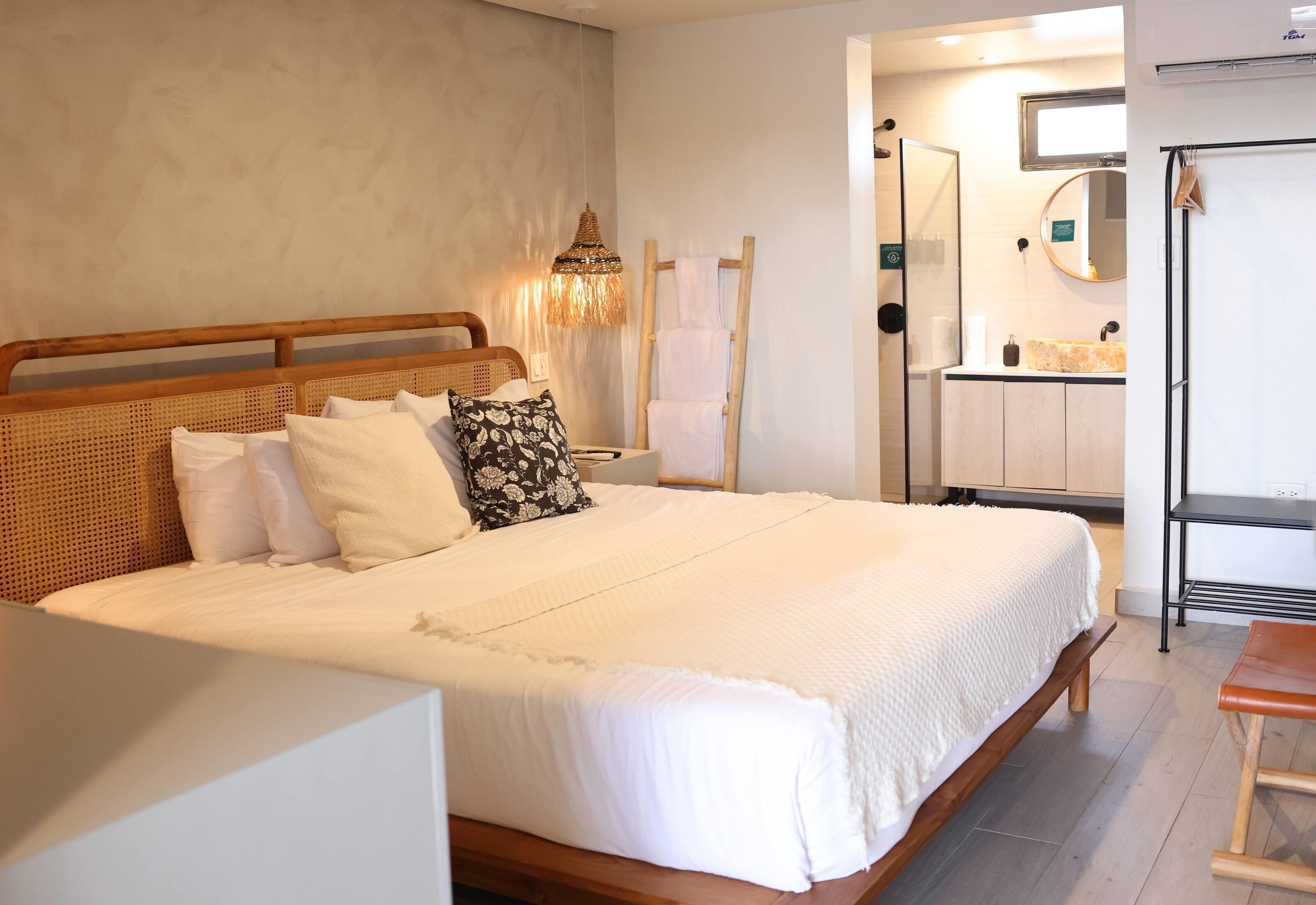 Chambre Standard, 1 très grand lit, non-fumeurs | Minibar, coffres-forts dans les chambres, décoration personnalisée