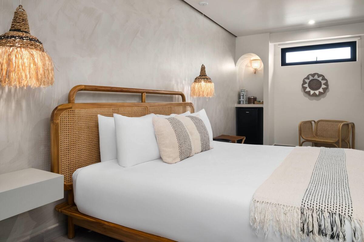Standard Room, 1 King Bed, Non Smoking | Minibar, in-room safe, WiFi (free), individually decorated