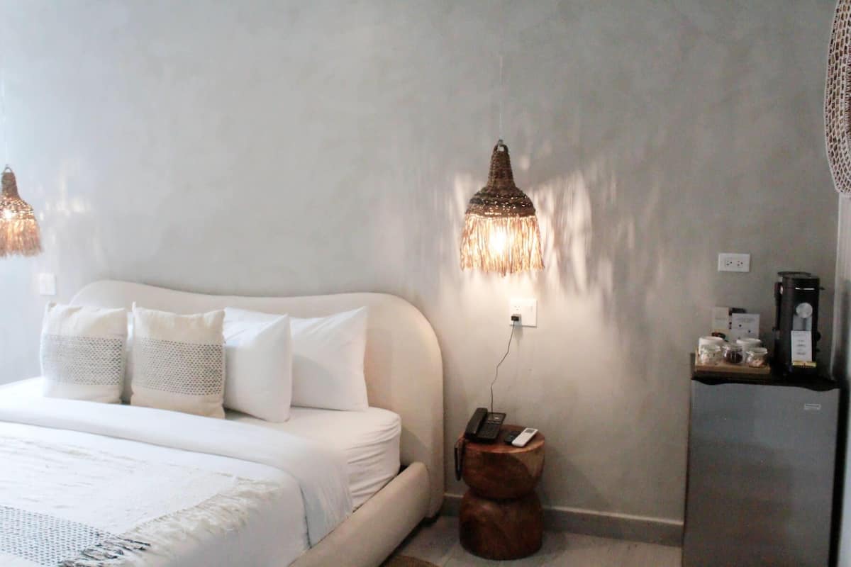 1 Single Bed, Standard Room, Non-Smoking | Minibar, coffres-forts dans les chambres, décoration personnalisée