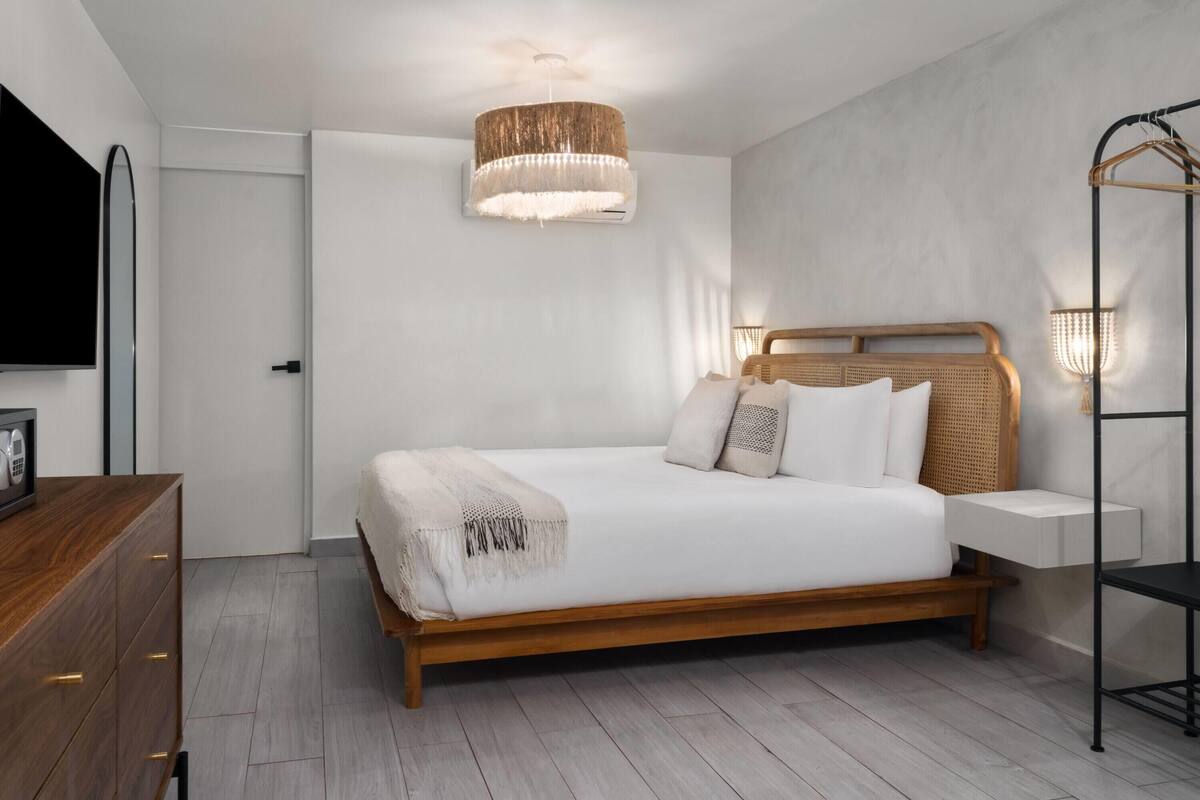 Studio, 1 King Bed, Non Smoking, Kitchenette | Minibar, in-room safe, WiFi (free), individually decorated