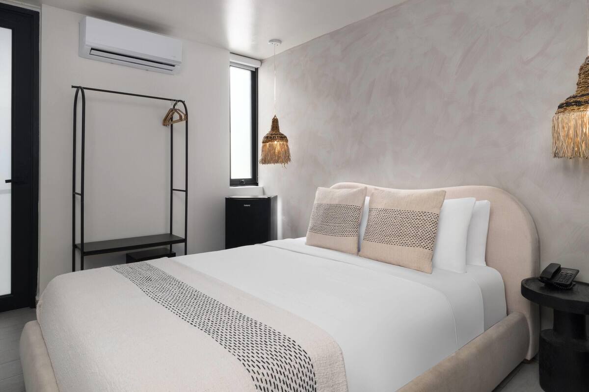 Standard Room, 1 Queen Bed, Non Smoking | Minibar, in-room safe, WiFi (free), individually decorated
