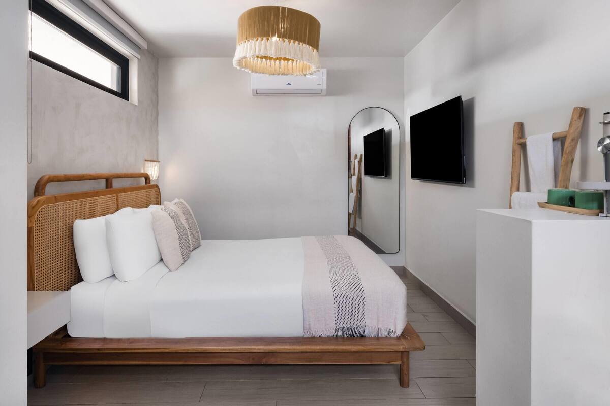 1 Single Bed, Standard Room, Non-Smoking | Minibar, in-room safe, WiFi (free), individually decorated