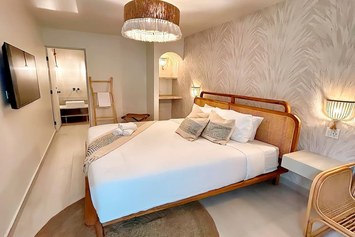 Standard Room, 1 Queen Bed, Non Smoking | 1 bedroom, free WiFi, bed sheets