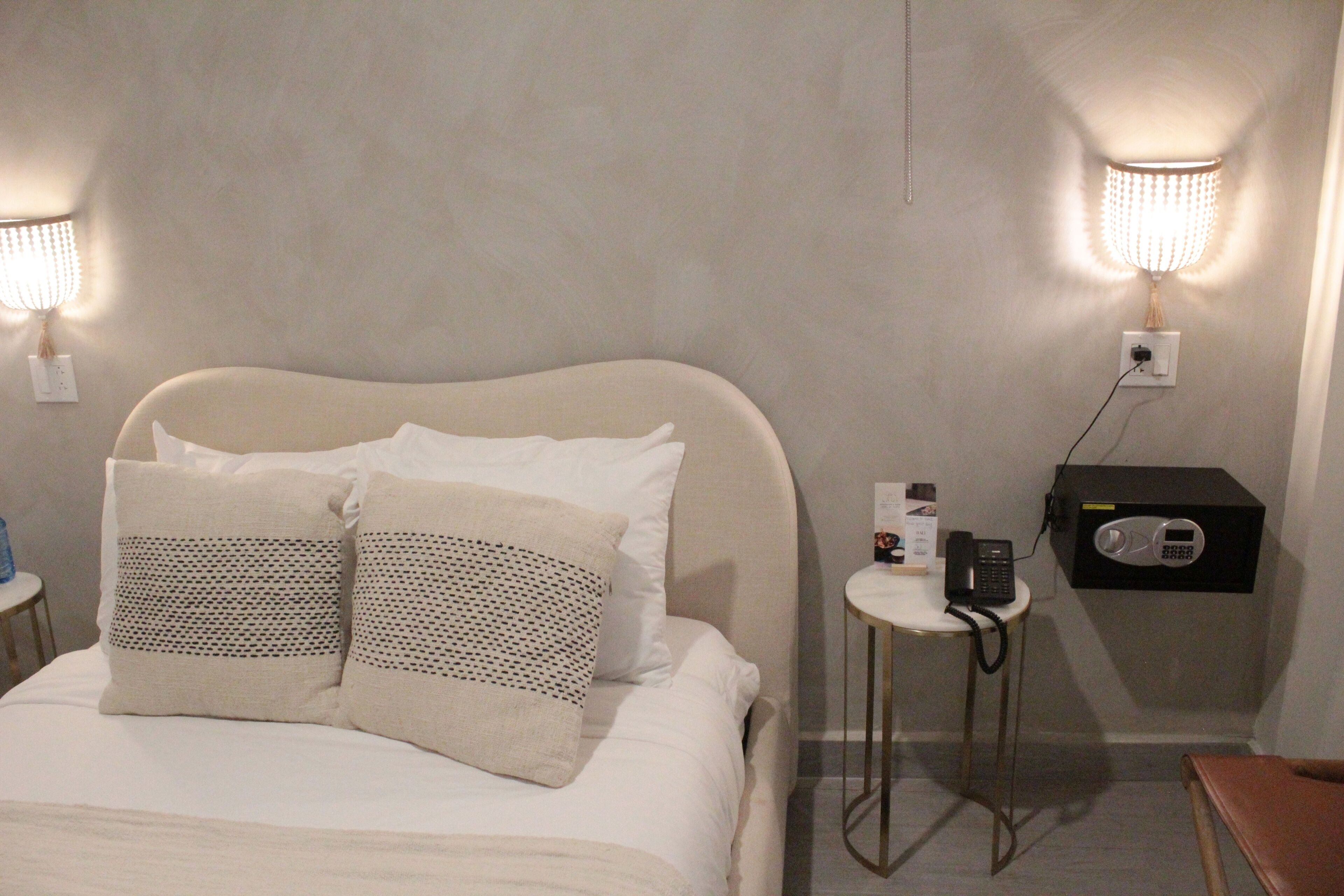 1 Single Bed, Standard Room, Non-Smoking | Minibar, caja fuerte, decoración individual y mobiliario individual