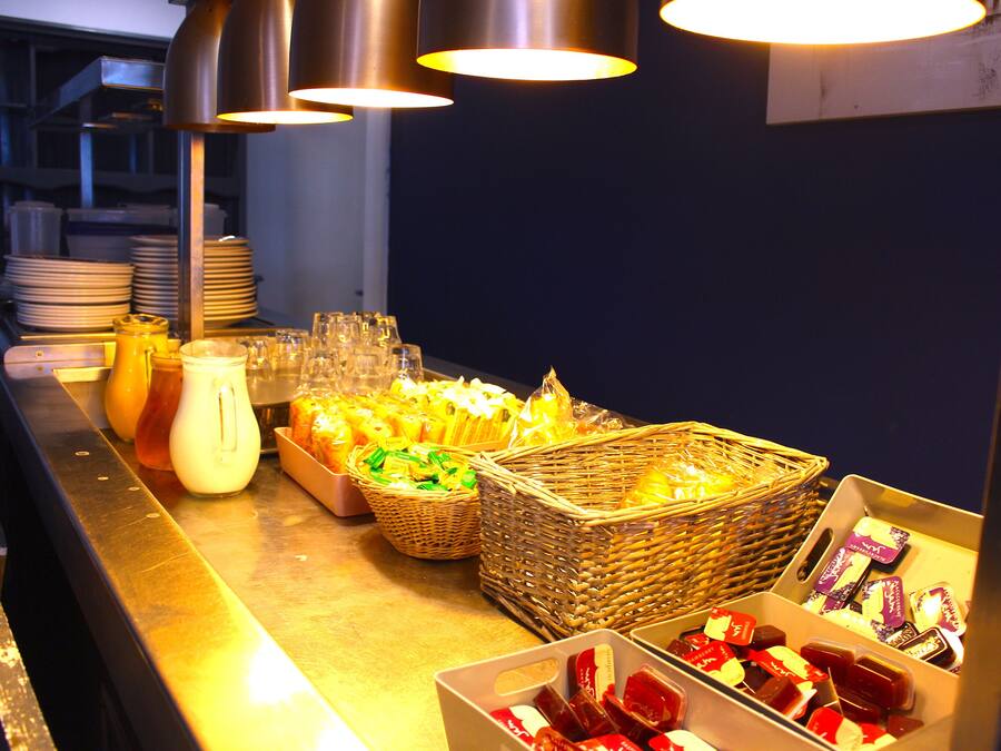 Sarapan Eropah setiap hari (GBP 7.50 seorang)