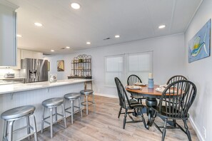 Dining - Community Pool & Beach Access: Surfside Beach Home (Myrtle Beach)