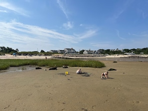 Chaises longues, serviettes de plage