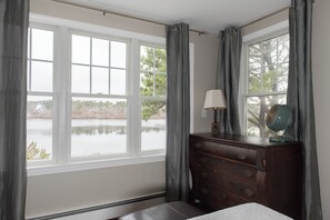 4 slaapkamers, een kluis op de kamer, een bureau, reisbedje