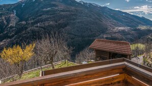 A mountain landscape with a wooden cabin and a clear sky. - Appartamento Panoramico Edolo (Vico)