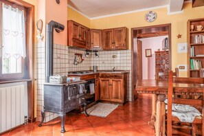Fridge, oven, stovetop, cookware/dishes/utensils