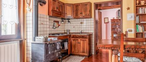 Fridge, oven, stovetop, cookware/dishes/utensils