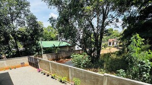 Terrace/patio - Family-Friendly, Quiet Apartments with Full Kitchen in Anuradhapura (Anuradhapura)