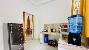 Fridge, electric kettle, cookware/dishes/utensils - Family-Friendly, Quiet Apartments with Full Kitchen in Anuradhapura (Anuradhapura)