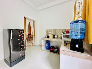 Kühlschrank, Wasserkocher, Kochgeschirr/Geschirr/Besteck