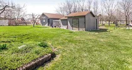 Beautiful log home just outside of town yet close to attractions around TWF!