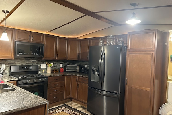 Jääkaappi, mikroaaltouuni, uuni, liesi